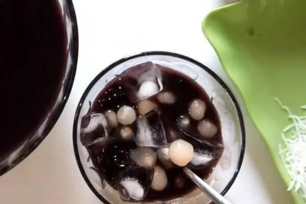Cách nấu chè bột lọc đậu đen nước cốt dừa dẻo thơm ngon tại nhà